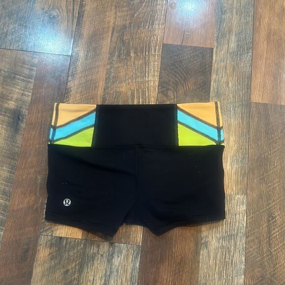 Lululemon reversible shorts 4 (5200A) - Picture 2 of 6